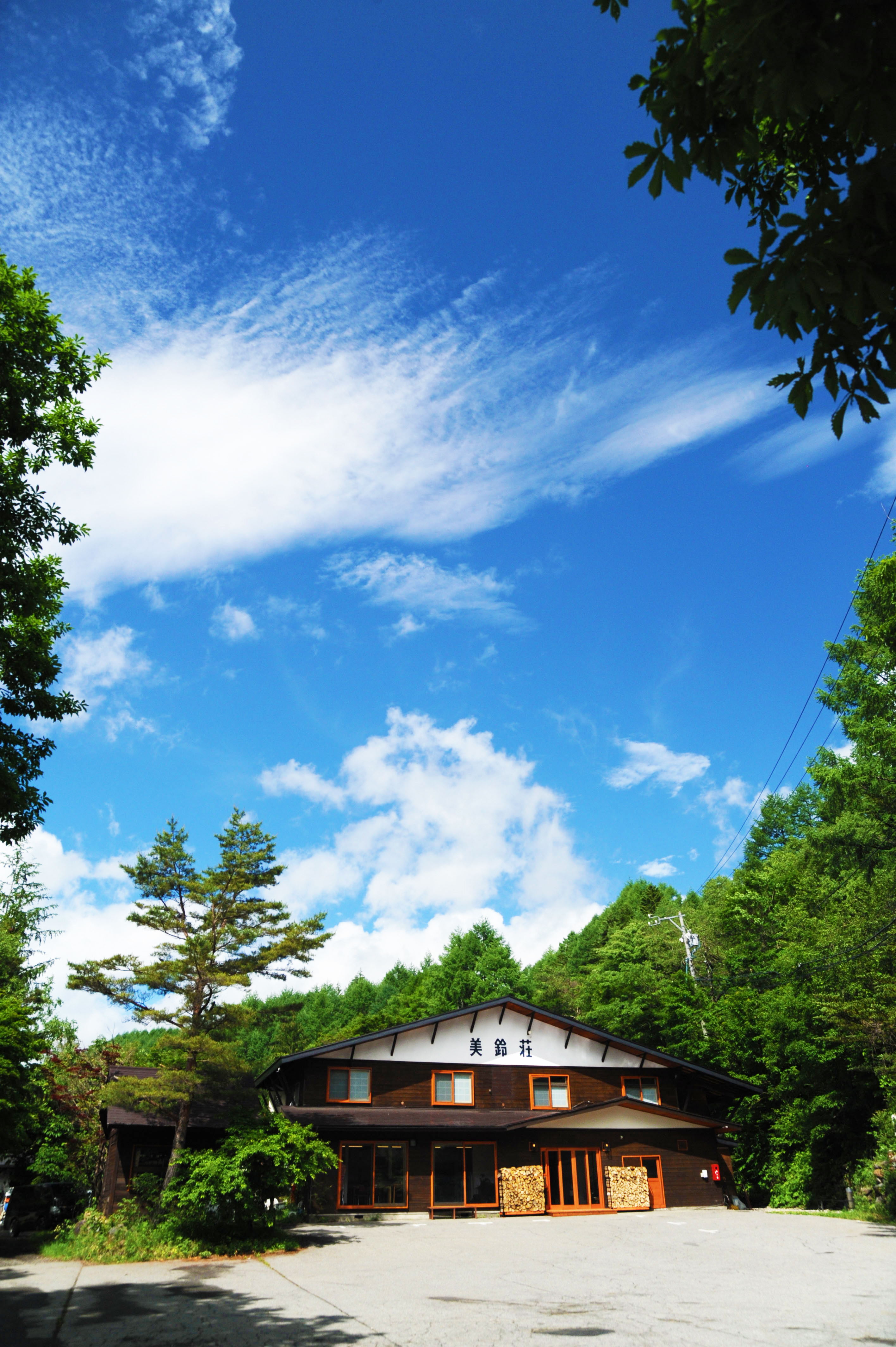 外観・山小屋風の佇まい（夕景）